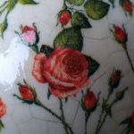 Bombka Czerwone Różyczki - Spękania dające efekt popękanej porcelany