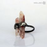 Krwawa lodowa iskra - pierścionek z kryształem górskim