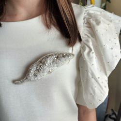 Biała broszka z piórkiem prezent dla Anioła