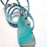 Jasnoniebieski agat kolisty, nieregularny plaster, wisiorek na rzemieniu - 