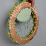 Kotek szaraczek wśród kwiatów - dekoracja ścienna - 