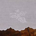 Biała owalna serweta z haftem szamotulskim I - Zbliżenie haftu