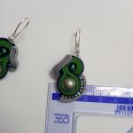 kolczyki sutasz  zielone perły Swarovski - szerokość wisiora