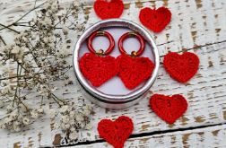 Kolczyki serduszka szydełkowe z zapięciem z emalii - czerwone