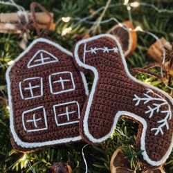 Dwa szydełkowe pierniczki - ozdoby choinkowe