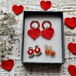 Kolczyki serduszka szydełkowe z zapięciem z emalii - czerwone - 