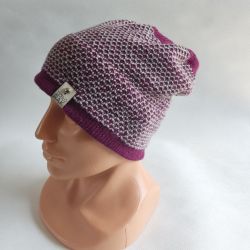 Czapka z wełny merino z wzorkiem.