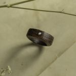 Pierścionek z drewna wenge ze srebrzystym obsydianem - drewniany pierścionek