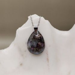 Wisiorek z żywicy z zatopionymi suszonymi kwiatami – Kropla Nocy