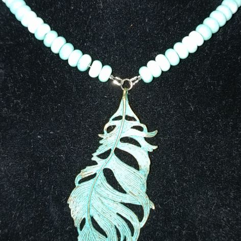 Naszyjnik z agatów z piórkiem