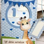 Kartka na roczek z żyrafą dla chłopczyka - Kartka z etykietką z jasnoniebieskim sznureczkiem