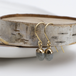 KOLCZYKI IRIS Z LABRADORYTEM W ZŁOCONEJ OPRAWIE.