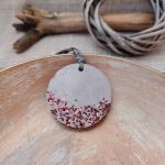 Minimalistyczny wisior z betonu z miedzianym akcentem - 3