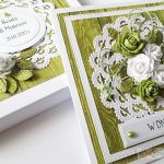 Kartka W DNIU ŚLUBU z zielonymi różami - Zielono-biała kartka na ślub w pudełku