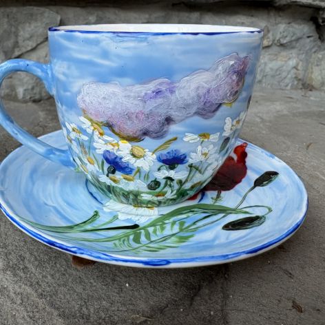 Ręcznie malowana porcelanowa filiżanka ze spodkiem Łąka i chmury