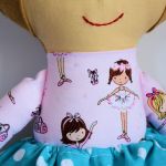 Lalka Rojberka słodki łobuziak Iwonka 50 cm - To lala do przygód, wspinaczek, wypraw w nieznane.  Lala, która zniesie wszelkie psoty - pewnie też nie jedną sama podsunie, bo nie jest z niej ponoć niewiniątko.