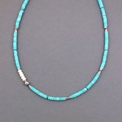 Naszyjnik z białym koralem.