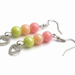 Pastelowe kolczyki z wiszącymi serduszkami