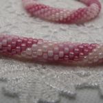 Komplet koralikowo-szydełkowy w odcieniach różu - 