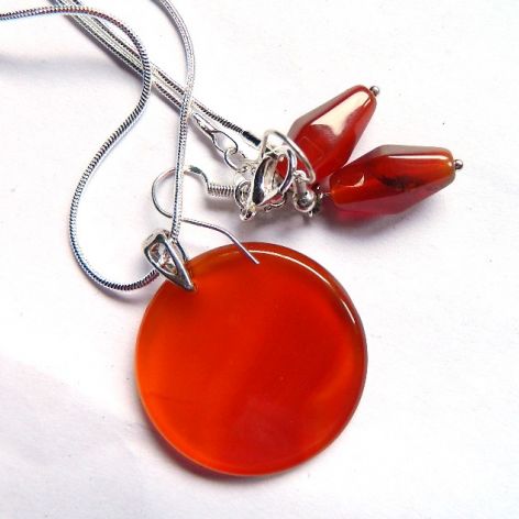 Czerwony karneol, delikatny zestaw biżuterii, wisiorek, kolczyki, łańcuszek