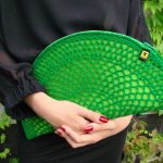 torebka kopertówka zielony pierożek - zbliżenie na torebkę