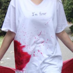 Krwawa koszulka "I'm fine"