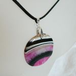 Wielobarwny okrągły agat z kryształem, duży wisiorek na rzemieniu - 