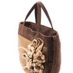 Brązowo beżowa torebka z miękkiego filcu z motywem kwiatowym - 