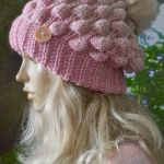 Czapka bąblowa z pomponem w kolorze różowym. - na zimę