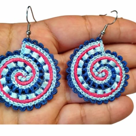 Haftowane kolczyki spiralki w odcieniach niebieskiego