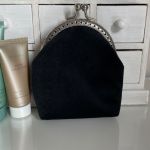 Portmonetka damska welurowa Serce, haftowana ręcznie - Widok z tylu