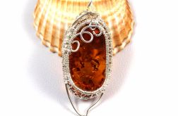 Bursztyn, Srebrny wisior z bursztynem żółty