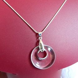 Kryształ górski, delikatny wisiorek, kółko, donut