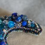 Broszka półksiężyc, prezent, księżyc w nowiu - zbliżenie na detale