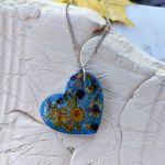 Wisiorek z żywicy z zatopionymi kwiatkami - 4