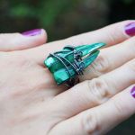 Srebrny pierścionek z masą perłową zielony - pierścionek na palcu