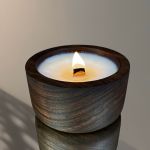 Sojowa, zapachowa świeca w drewnie z orzecha  - widok z góry