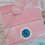 Kartka urodzinowa z uroczym konikiem w ogrodniczkach - Tył kartki i tył etykietki