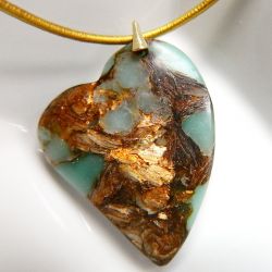 Asymetryczne serce, amazonit z bornitem - wisiorek na rzemyku