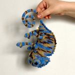 Niebiesko-brązowy kameleon szydełkowy - 