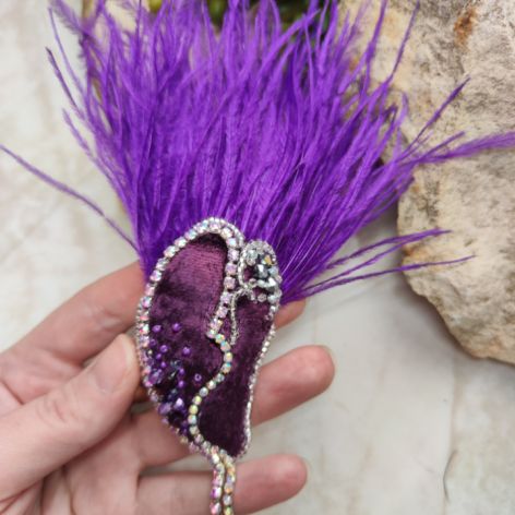 Broszka kwiat z ręcznym haftem koralikowym i piórami