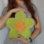 Poduszka kwiatek, Dekoracja wiosenna, Poduszka dla dziecka - Ta pluszowa poduszka w kształcie kwiatu będzie doskonałym dodatkiem do salonu, sypialni dorosłych lub dzieci, pokoju zabaw, lub jako jasny akcent na półce z książkami lub półce dekoracyjnej.