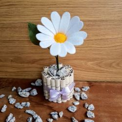 Margaretka - kwiat z filcu - biała doniczka