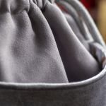 Szara listonoszka z kominem z jasnego weluru - 