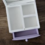 Szkatułka z lusterkiem - Fioletowe kwiaty - Personalizowana szkatułka na biżuterię z lusterkiem fioletowe kwiaty prezent z okazji pierwszej komunii świętej prezent na osiemnastkę dla dziewczyny prezent dla kobiety