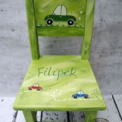 zielone krzesełko z oparciem autko