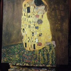 Kopia obrazu Gustawa Klimta"Pocałunek" wykonana przez Andrzeja Masianisa absolwenta Wydziału Sztuk Pięknych UMK w Toruniu. Format obrazu 70/70 cm ,technika- olej na płótnie .
