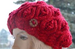 Beret z warkoczem w kolorze czerwonym