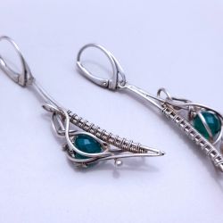 Srebrne kolczyki wire wrapping z zielonym chalcedonem– ręcznie robiona biżuteria artystyczna