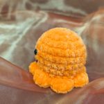 Ręcznie robiona meduza amigurumi – pomarańczowa szeroki uśmiech - Meduzka- pomarańczowa szeroki uśmiech